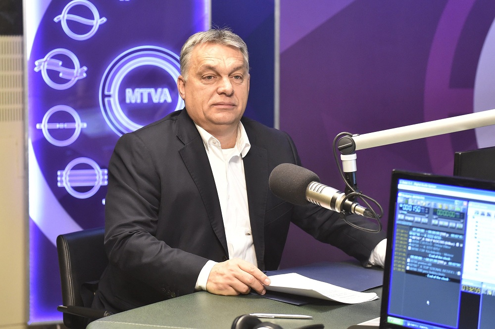 Orbán türelmesen meghallgatta a HVG kérdéseit, majd közölte, hogy decemberben válaszol rájuk