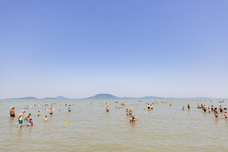 Hőség - Strandolók a Balatonnál