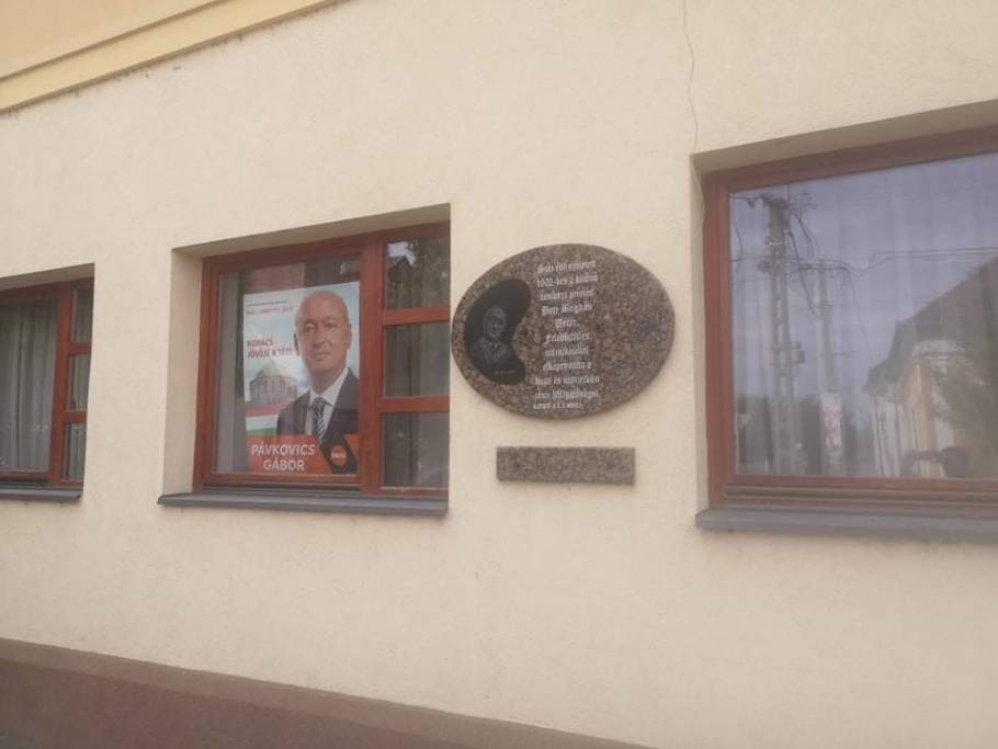CKÖ klubház, Pávkovics Gábor kampányfotójával, ahol élelmiszert osztottak