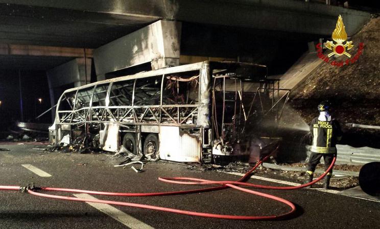 Olasz tűzoltók által készített felvétel a magyar diákokat szállító, kiégett autóbuszról az olaszországi A4-es autópályán egy veronai csomópontnál 2017. január 21-én. A baleset 17 halálos áldozatot követelt / Fotó: MTI/EPA/Vigili Del Fuoco