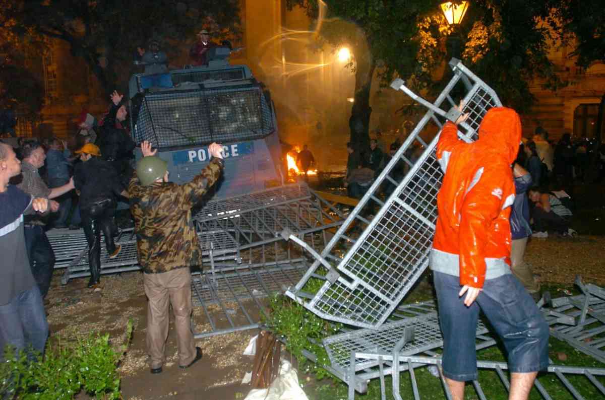 2006-ban nem használtak lőfegyvert. Fotó a "békés" fideszes tüntetőiről