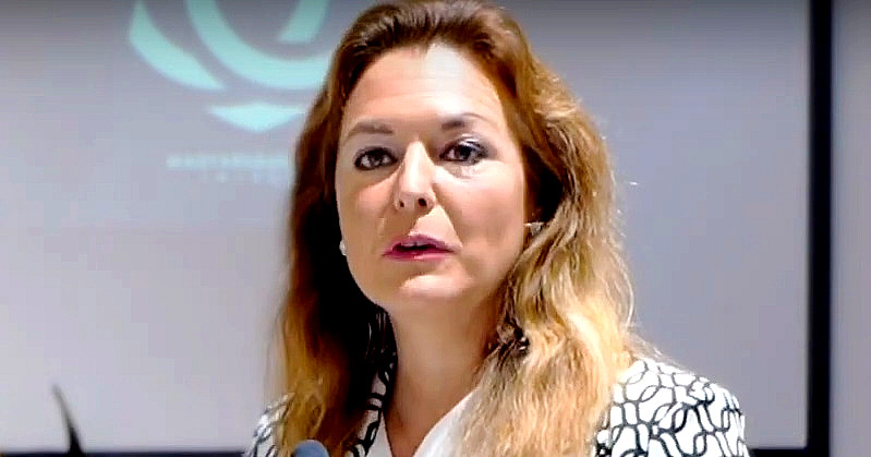 Vitályos Eszter szőkített, barna alapú hajjal, sminkelve, bamba fejjel kamerába néz.