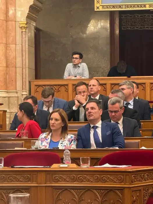 Szijjártó végre bement a parlamentbe, de úgy beégették, hogy az már kínos
